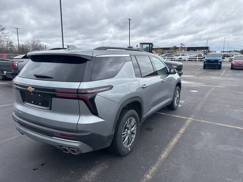 Used 2025 Chevrolet Traverse LT AWD/4WD image 3