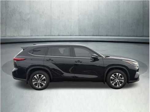 Used 2021 Toyota Highlander XLE image 11