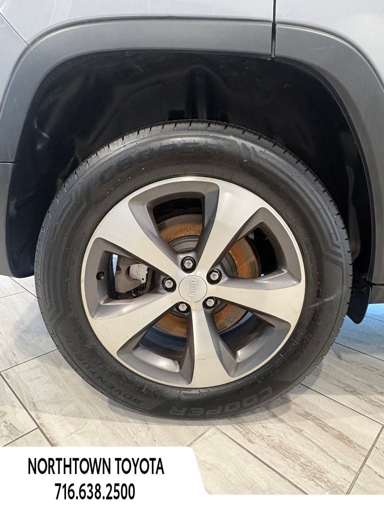 Used 2020 Jeep Cherokee Limited AWD/4WD image 12