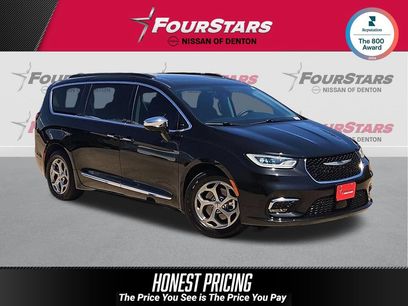 Used 2023 Chrysler Pacifica Limited w/ Uconnect Theater Family Group