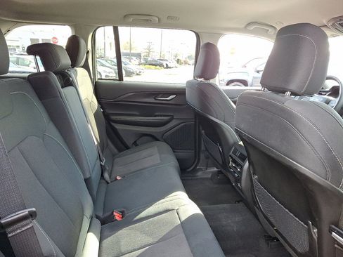 Used 2024 Jeep Grand Cherokee Laredo image 15