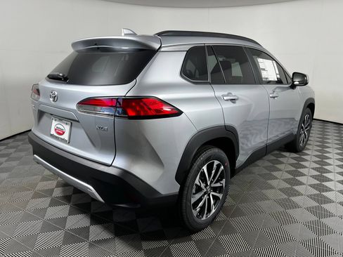 Used 2023 Toyota Corolla Cross XLE w/ Convenience Package FWD image 5