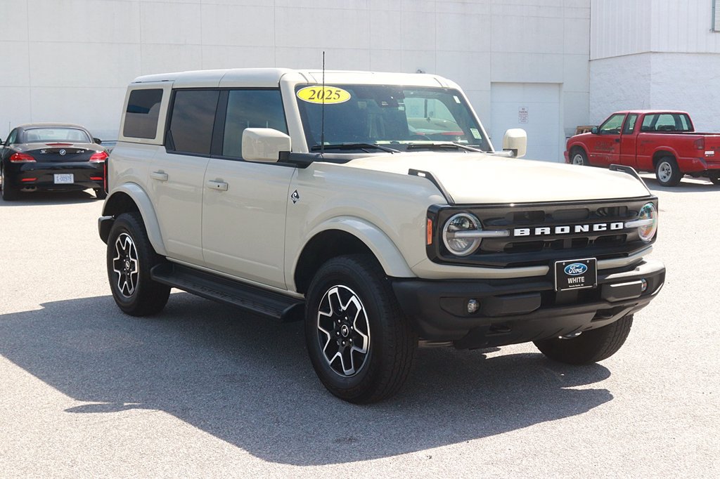 Used 2025 Ford Bronco Outer Banks AWD/4WD image 3