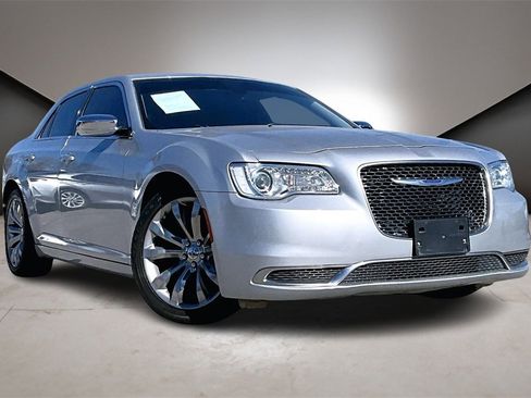 Used 2019 Chrysler 300 Touring w/ Chrome Appearance Package image 2