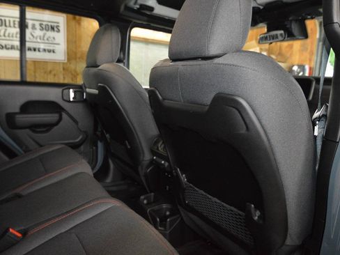 Used 2025 Jeep Gladiator Rubicon w/ Safety Group AWD/4WD image 17