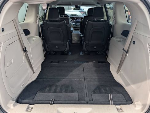 Used 2023 Chrysler Pacifica Touring-L FWD image 8