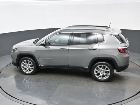 Used 2023 Jeep Compass Latitude image 33