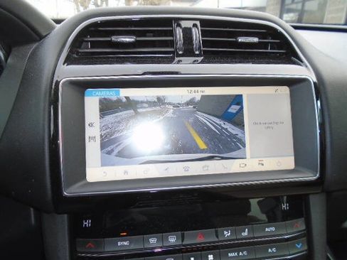 Used 2019 Jaguar F-PACE Premium image 14