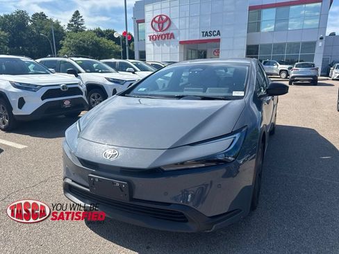 Used 2025 Toyota Prius LE AWD/4WD image 1