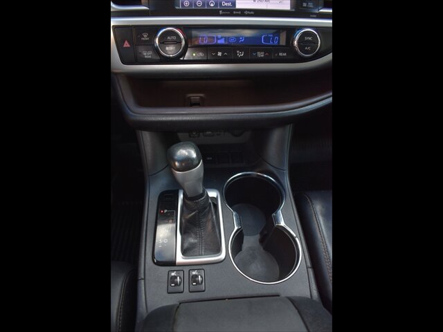 Used 2019 Toyota Highlander XLE FWD image 12