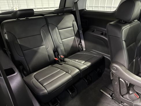 Used 2023 GMC Acadia SLT w/ Elevation Edition FWD image 17
