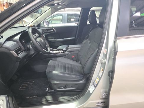 Used 2025 Mitsubishi Outlander SE AWD/4WD image 3