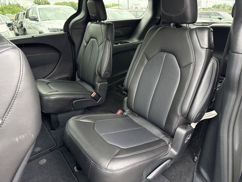 Used 2025 Chrysler Pacifica Select FWD image 9