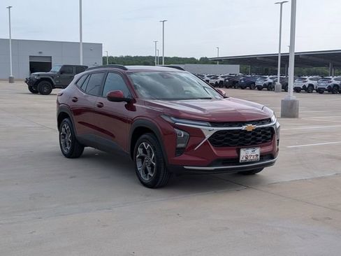 Used 2025 Chevrolet Trax LT FWD image 7