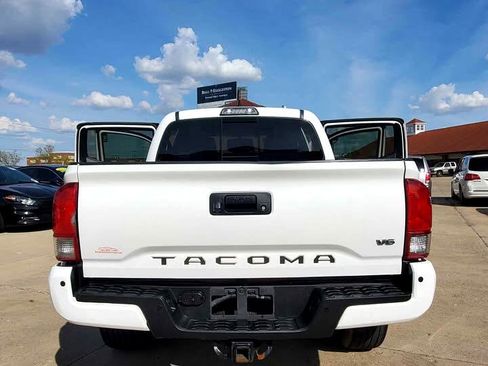 Used 2017 Toyota Tacoma TRD Off-Road image 8