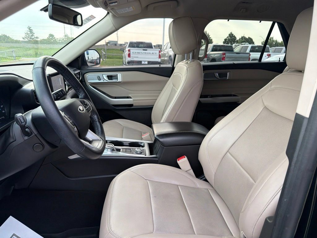 Used 2021 Ford Explorer Limited w/ Equipment Group 301A AWD/4WD image 17