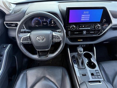 Used 2023 Toyota Highlander Limited image 12