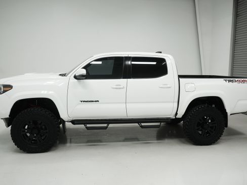 Used 2022 Toyota Tacoma TRD Sport w/ Technology Package image 6