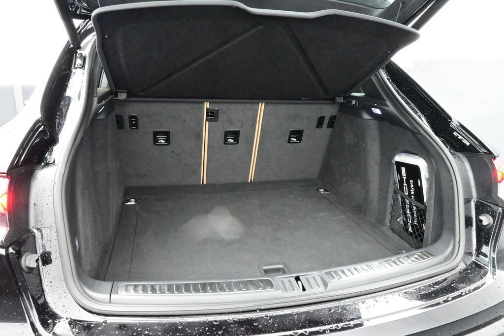 Certified 2025 Porsche Macan AWD/4WD image 16