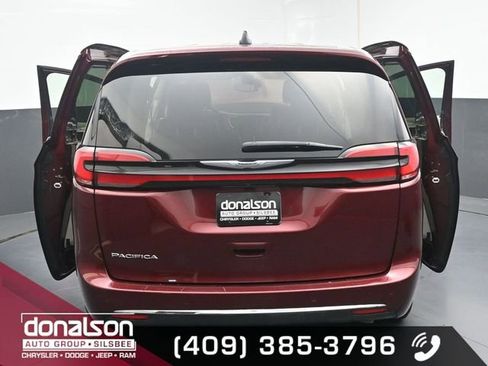 Used 2023 Chrysler Pacifica Touring-L image 26