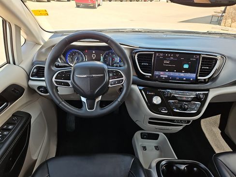 Used 2024 Chrysler Pacifica Touring-L FWD image 8