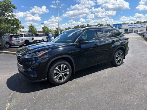 Used 2022 Toyota Highlander XLE AWD/4WD image 4