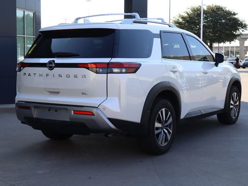 Used 2024 Nissan Pathfinder SL FWD image 3