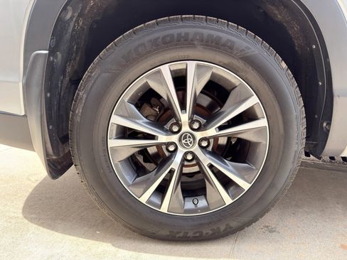 Used 2016 Toyota Highlander XLE image 29