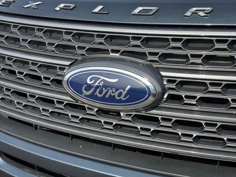 Used 2022 Ford Explorer XLT w/ Equipment Group 202A image 22