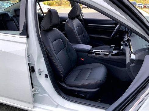 Certified 2024 Nissan Altima 2.5 SR w/ SR Premium Package image 6