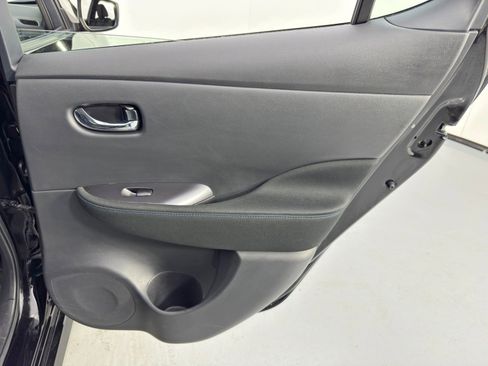 Used 2025 Nissan Leaf S image 38