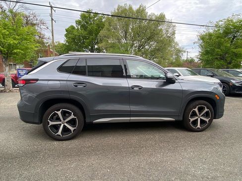 Used 2025 Volkswagen Tiguan SE image 2