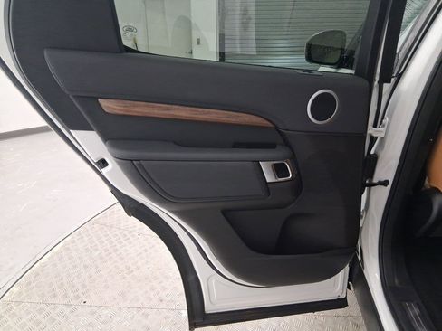 Used 2018 Land Rover Discovery HSE image 30