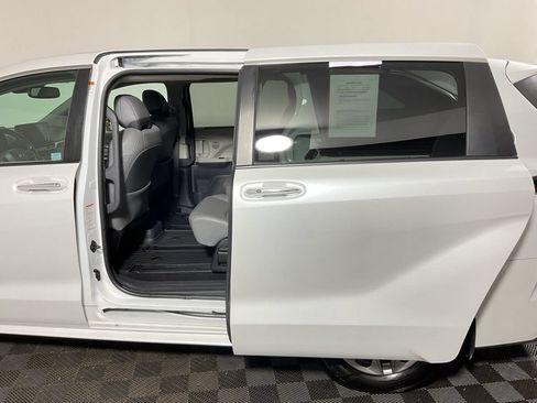 Used 2022 Toyota Sienna XLE FWD image 32
