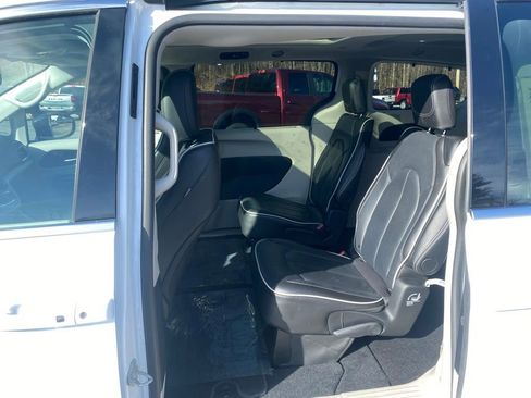 Used 2024 Chrysler Pacifica Limited image 17
