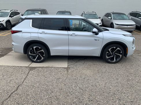 Used 2023 Mitsubishi Outlander SEL AWD/4WD image 2