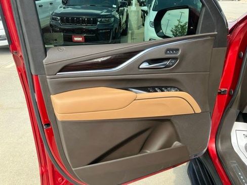 Used 2021 Cadillac Escalade Premium Luxury w/ LPO, Illumination Package AWD/4WD image 7