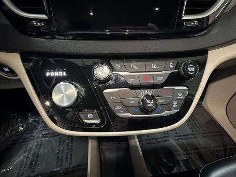 Used 2023 Chrysler Pacifica Touring-L FWD image 20