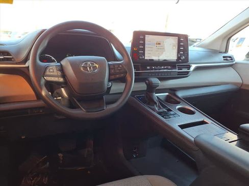Certified 2024 Toyota Sienna LE image 9