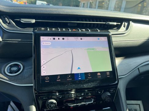 Used 2023 Jeep Grand Cherokee Limited w/ Black Appearance Package image 16