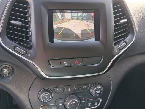 Used 2020 Jeep Cherokee Latitude Plus image 13