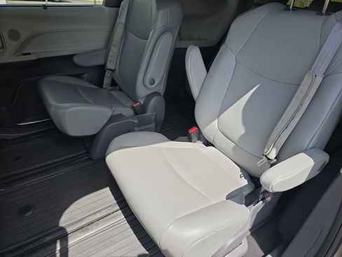 Used 2021 Toyota Sienna XLE w/ XLE Plus Package image 18