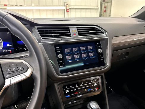 Used 2023 Volkswagen Tiguan SE w/ Panoramic Sunroof Package AWD/4WD image 12