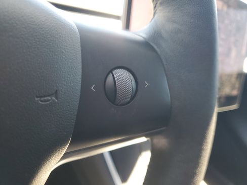 Used 2021 Tesla Model Y Long Range image 23