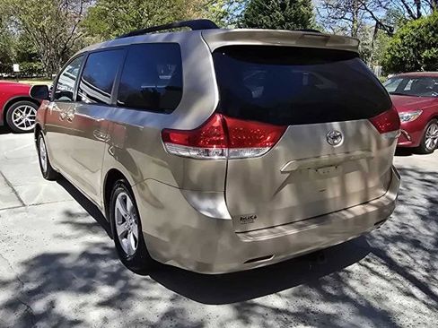 Used 2011 Toyota Sienna LE image 3