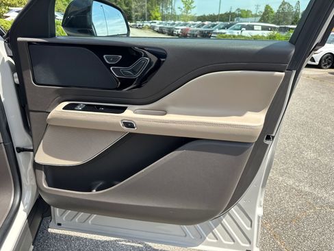 Used 2022 Lincoln Aviator AWD w/ Premium Package image 14