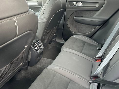 Used 2022 Volvo XC40 P8 Recharge Plus image 11