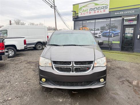Used 2018 Dodge Grand Caravan SXT FWD image 2