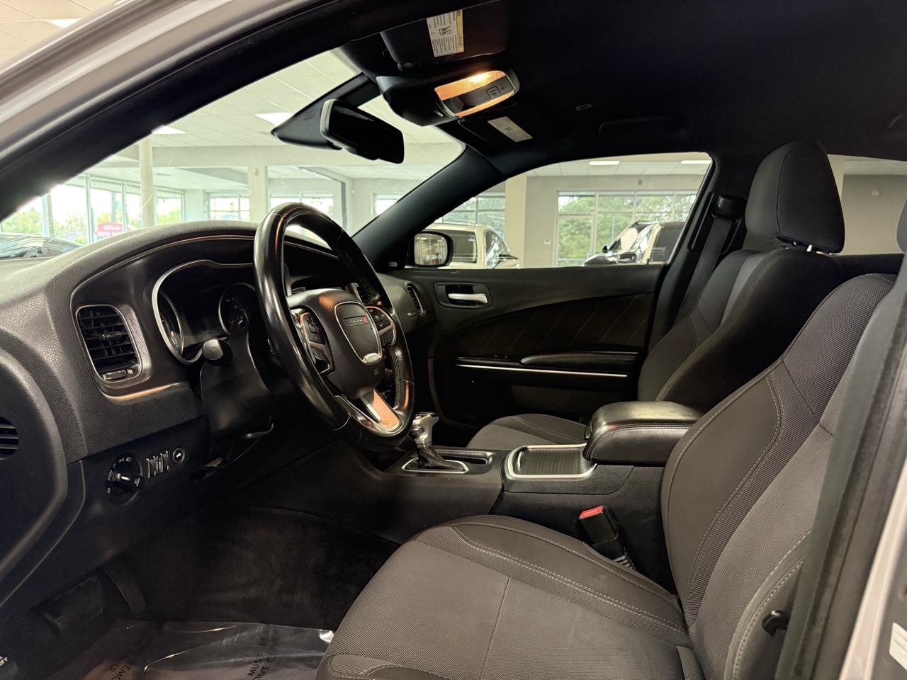 Used 2017 Dodge Charger SXT RWD image 9
