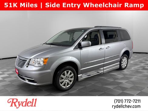 Used 2016 Chrysler Town & Country Touring image 1